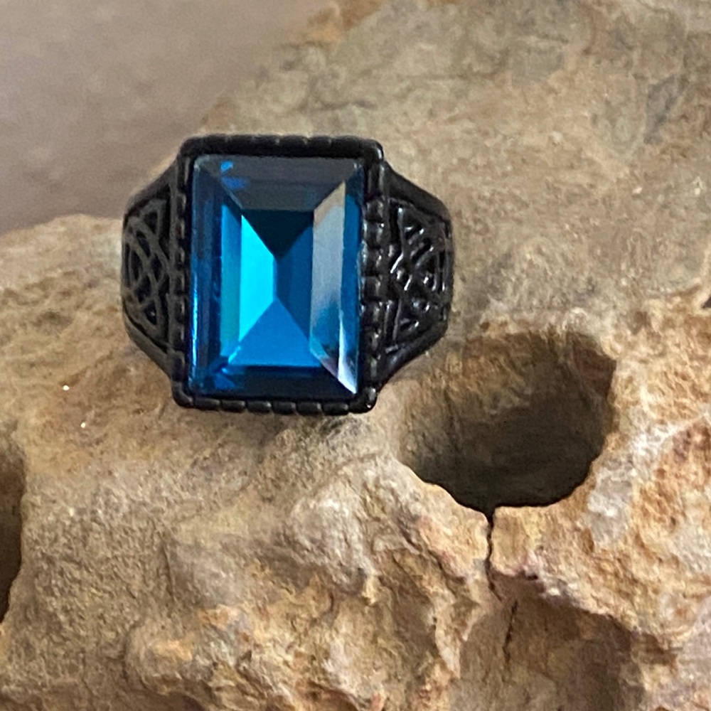 5/$10❤️❤️❤️NEW Black Alloy with Faceted Blue Glass Ring